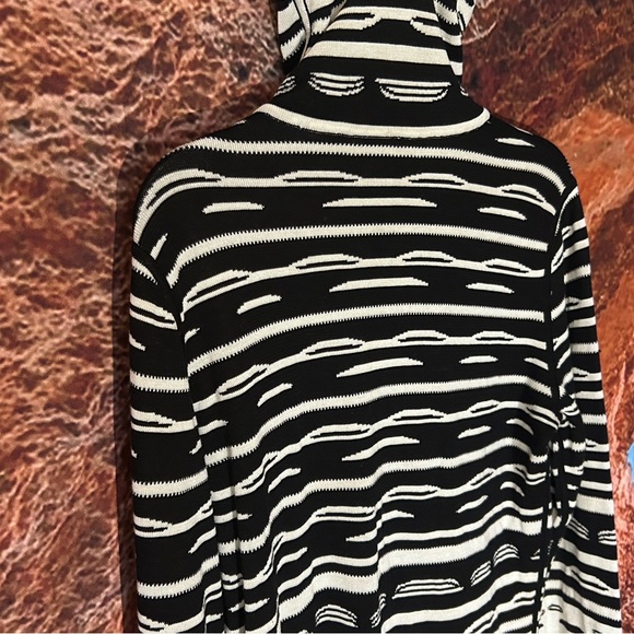 Silk blend Black & White pull-over sweater by Carlisle - Picture 7 of 7